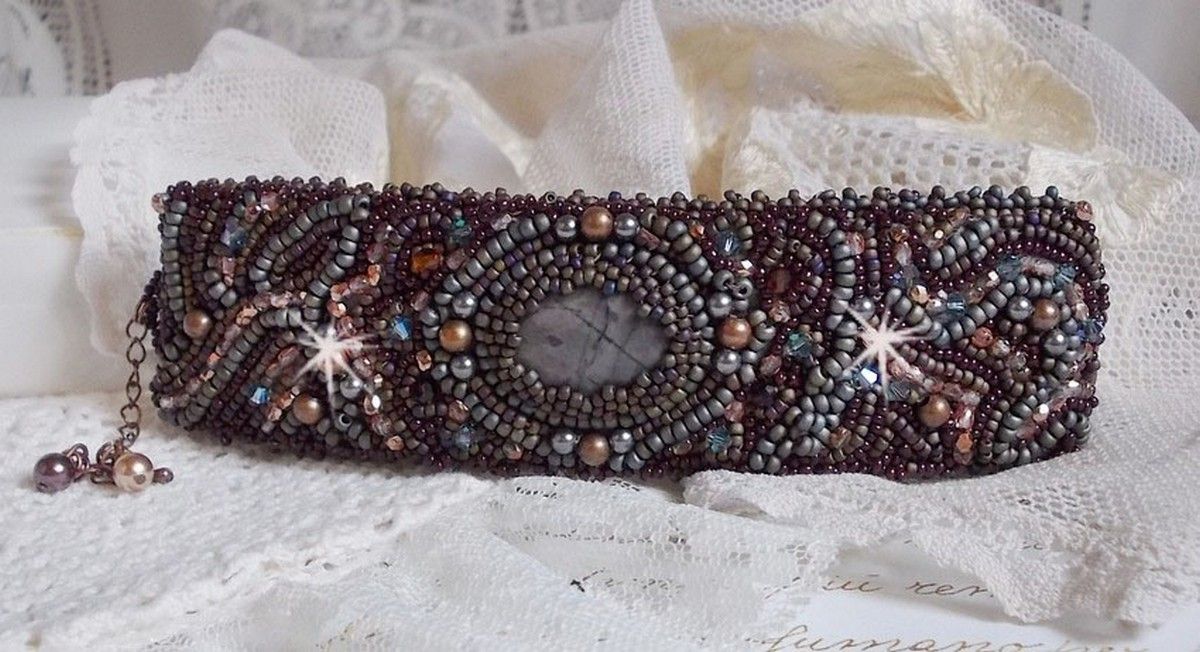 Langt brunt Picasso-armbånd brodert med en edelsten (Picasso Jasper), Swarovski-krystaller, Miyuki frøperler og bohemske glassfasetter