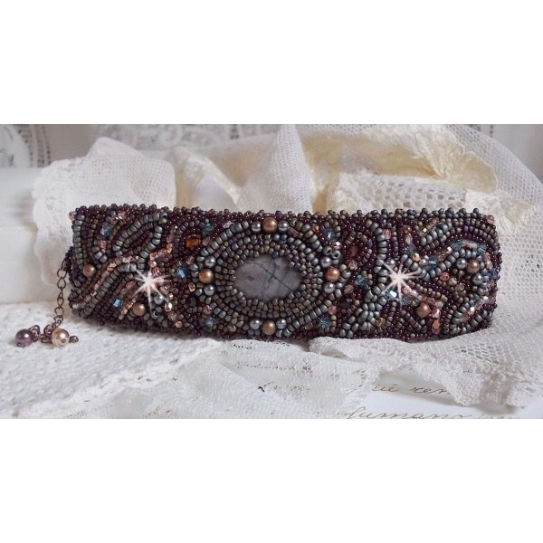 Langt brunt Picasso-armbånd brodert med en edelsten (Picasso Jasper), Swarovski-krystaller, Miyuki frøperler og bohemske glassfasetter