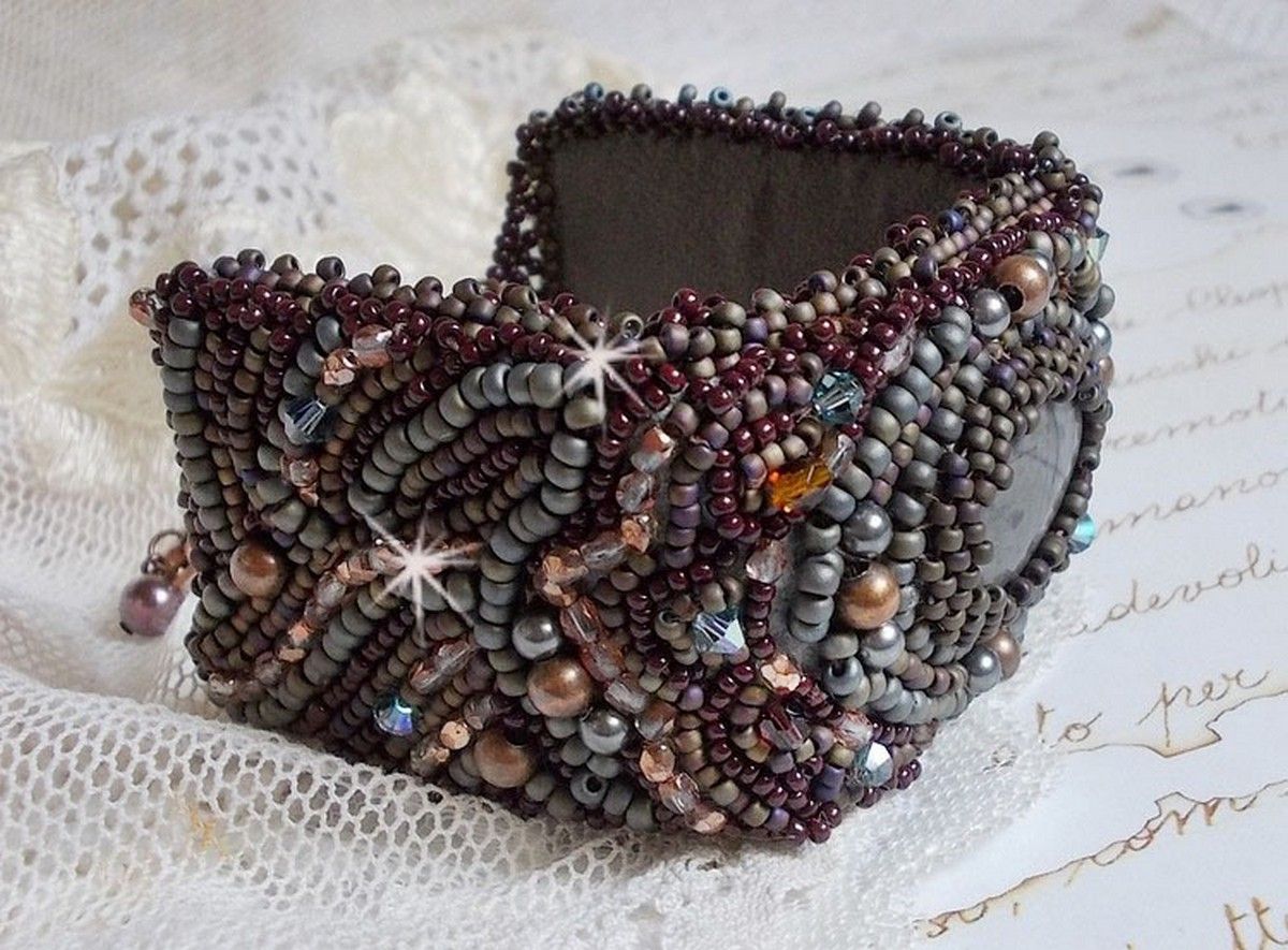 Langt brunt Picasso-armbånd brodert med en edelsten (Picasso Jasper), Swarovski-krystaller, Miyuki frøperler og bohemske glassfasetter