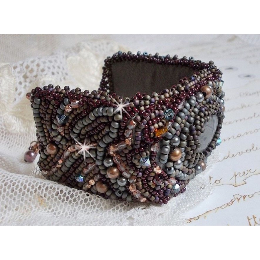 Langt brunt Picasso-armbånd brodert med en edelsten (Picasso Jasper), Swarovski-krystaller, Miyuki frøperler og bohemske glassfasetter