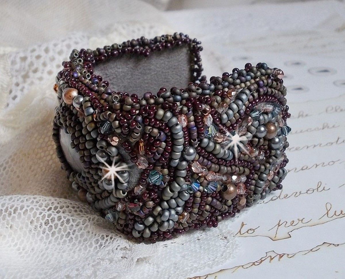 Langt brunt Picasso-armbånd brodert med en edelsten (Picasso Jasper), Swarovski-krystaller, Miyuki frøperler og bohemske glassfasetter