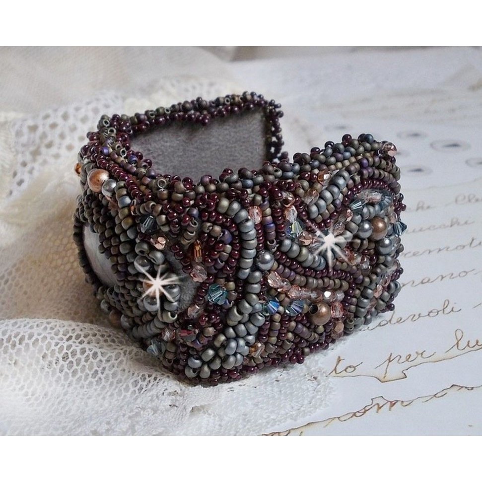 Langt brunt Picasso-armbånd brodert med en edelsten (Picasso Jasper), Swarovski-krystaller, Miyuki frøperler og bohemske glassfasetter