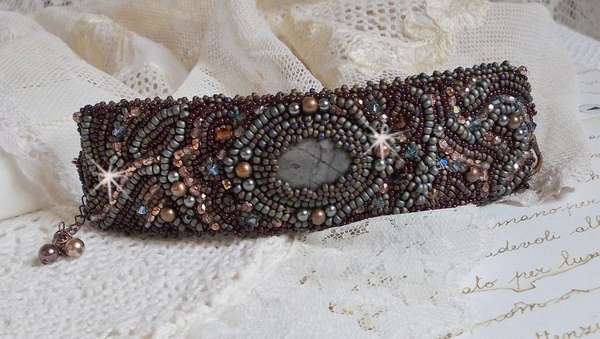 Langt brunt Picasso-armbånd brodert med en edelsten (Picasso Jasper), Swarovski-krystaller, Miyuki frøperler og bohemske glassfasetter