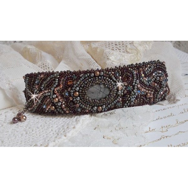 Langt brunt Picasso-armbånd brodert med en edelsten (Picasso Jasper), Swarovski-krystaller, Miyuki frøperler og bohemske glassfasetter