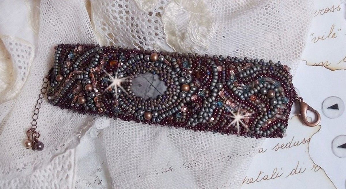 Langt brunt Picasso-armbånd brodert med en edelsten (Picasso Jasper), Swarovski-krystaller, Miyuki frøperler og bohemske glassfasetter