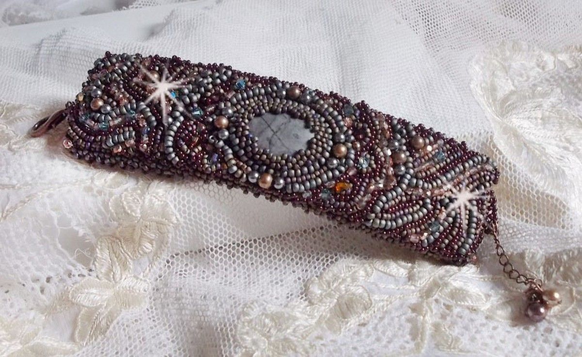 Langt brunt Picasso-armbånd brodert med en edelsten (Picasso Jasper), Swarovski-krystaller, Miyuki frøperler og bohemske glassfasetter