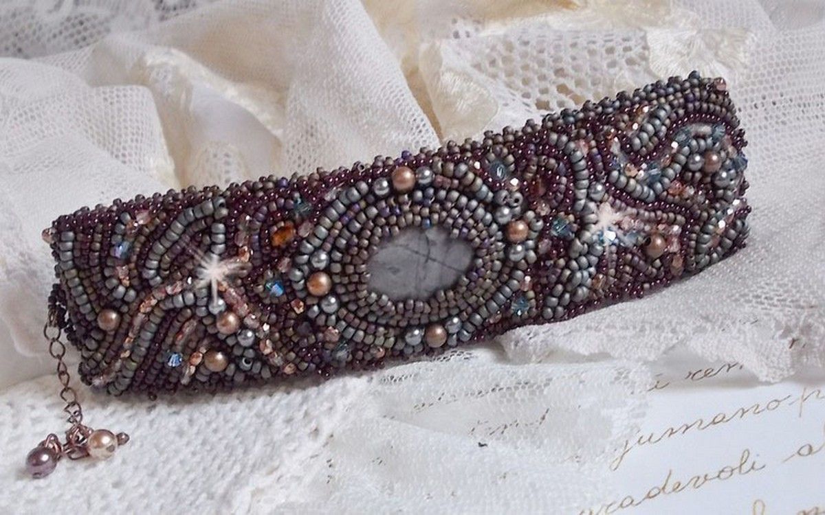 Langt brunt Picasso-armbånd brodert med en edelsten (Picasso Jasper), Swarovski-krystaller, Miyuki frøperler og bohemske glassfasetter