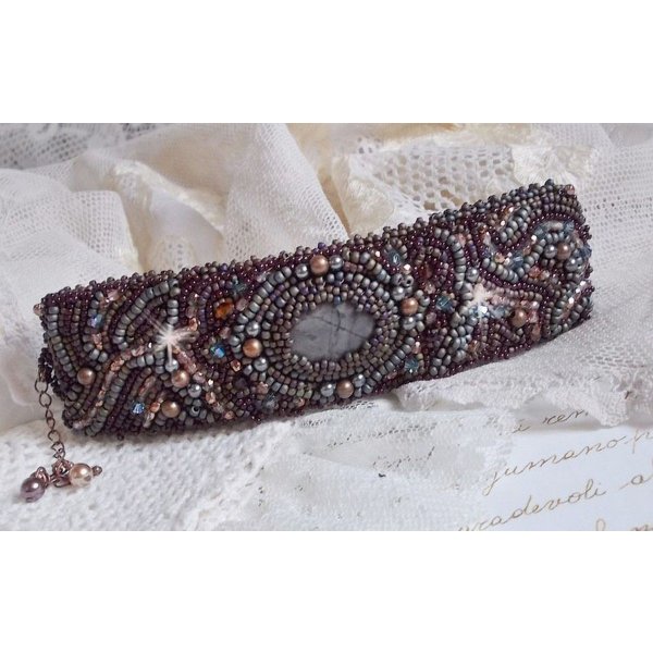 Langt brunt Picasso-armbånd brodert med en edelsten (Picasso Jasper), Swarovski-krystaller, Miyuki frøperler og bohemske glassfasetter