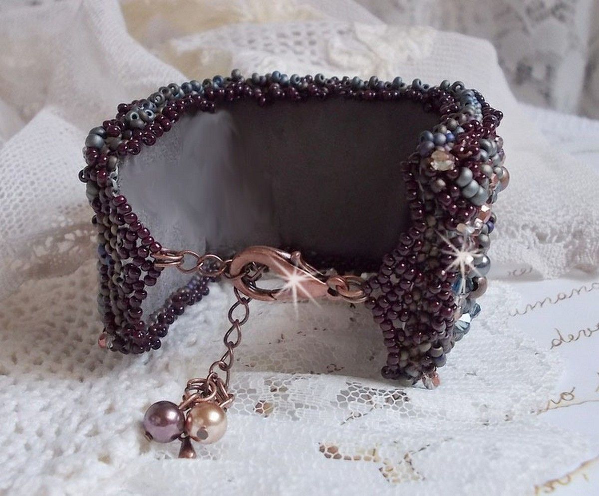 Langt brunt Picasso-armbånd brodert med en edelsten (Picasso Jasper), Swarovski-krystaller, Miyuki frøperler og bohemske glassfasetter