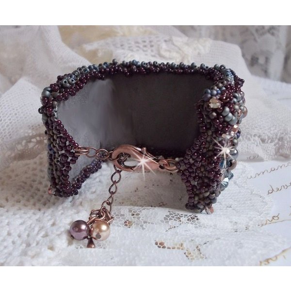 Langt brunt Picasso-armb&aring;nd brodert med en edelsten (Picasso Jasper), Swarovski-krystaller, Miyuki fr&oslash;perler og bohemske glassfasetter