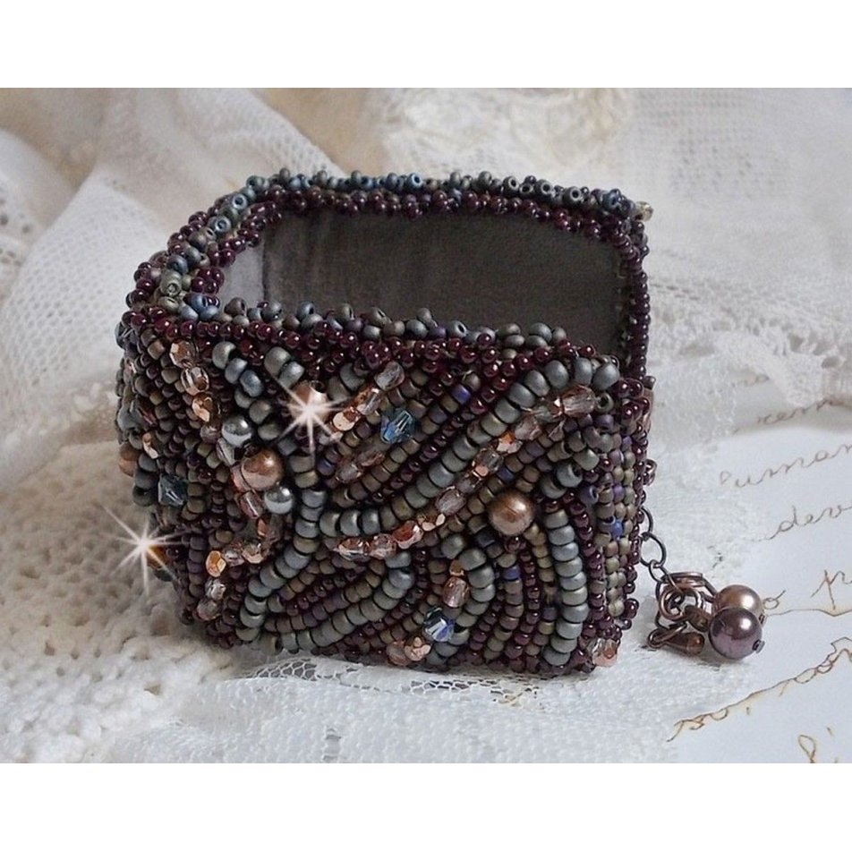Langt brunt Picasso-armbånd brodert med en edelsten (Picasso Jasper), Swarovski-krystaller, Miyuki frøperler og bohemske glassfasetter