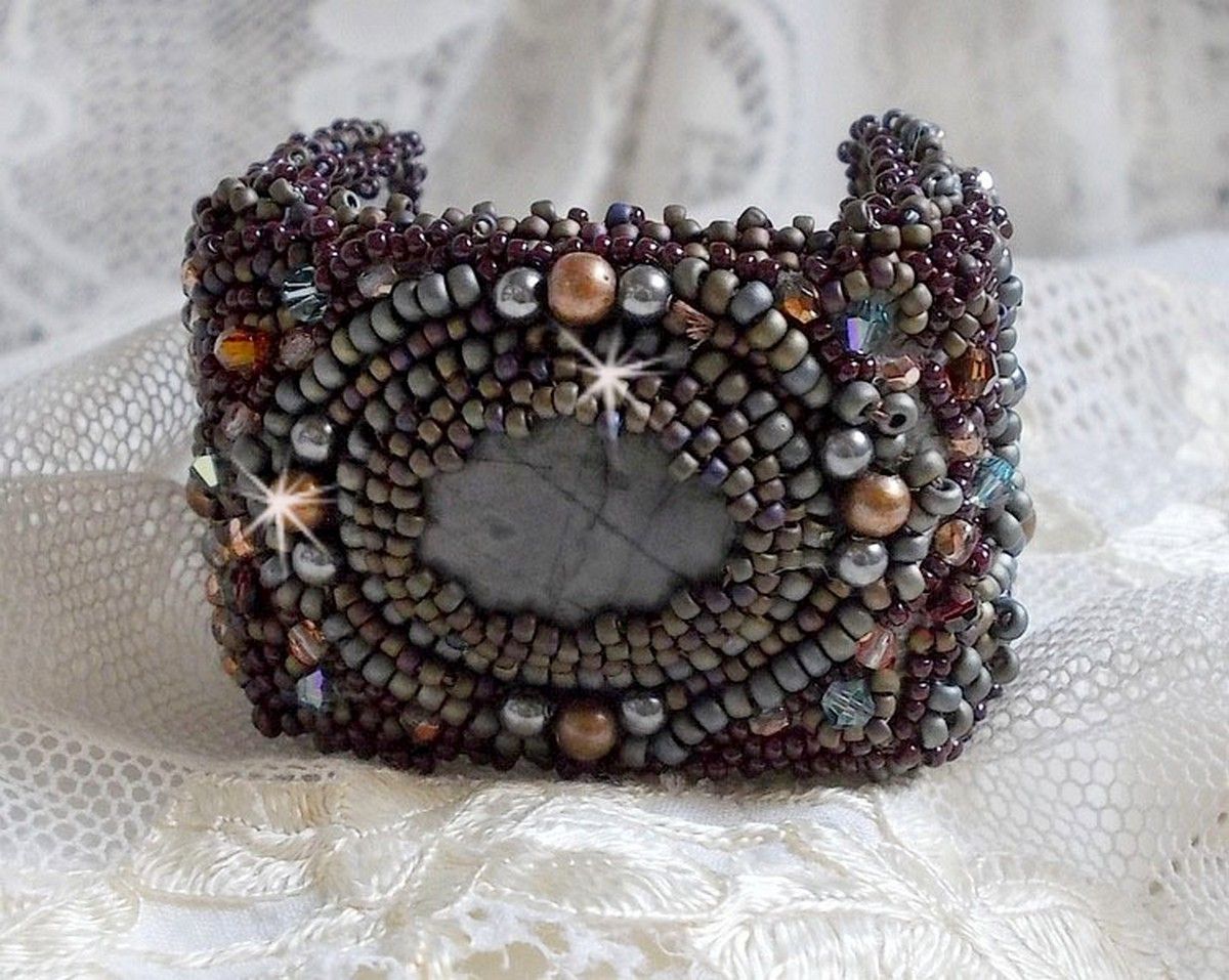Langt brunt Picasso-armbånd brodert med en edelsten (Picasso Jasper), Swarovski-krystaller, Miyuki frøperler og bohemske glassfasetter