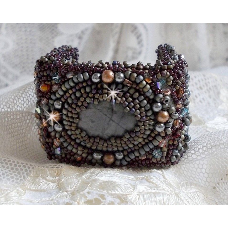 Langt brunt Picasso-armbånd brodert med en edelsten (Picasso Jasper), Swarovski-krystaller, Miyuki frøperler og bohemske glassfasetter