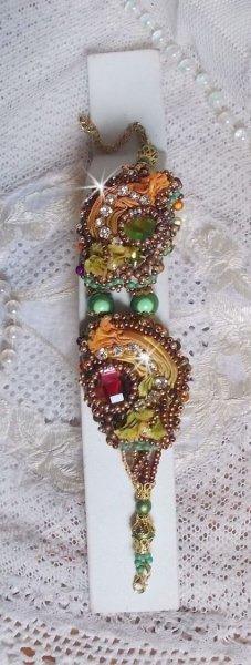 Venetiansk m&aring;nearmb&aring;nd brodert med silkeb&aring;nd, fasetterte cabochoner, Swarovski-krystaller og magiske perler