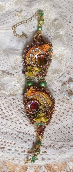 Venetiansk m&aring;nearmb&aring;nd brodert med silkeb&aring;nd, fasetterte cabochoner, Swarovski-krystaller og magiske perler