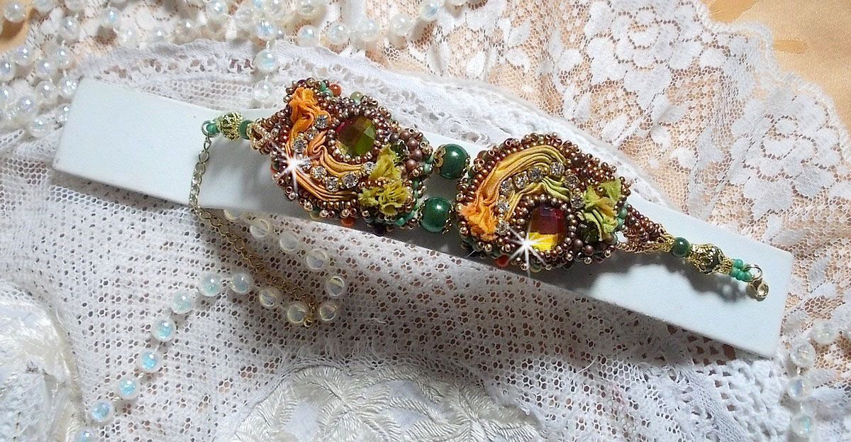 Venetiansk månearmbånd brodert med silkebånd, fasetterte cabochoner, Swarovski-krystaller og magiske perler