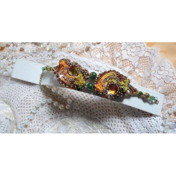 Venetiansk månearmbånd brodert med silkebånd, fasetterte cabochoner, Swarovski-krystaller og magiske perler