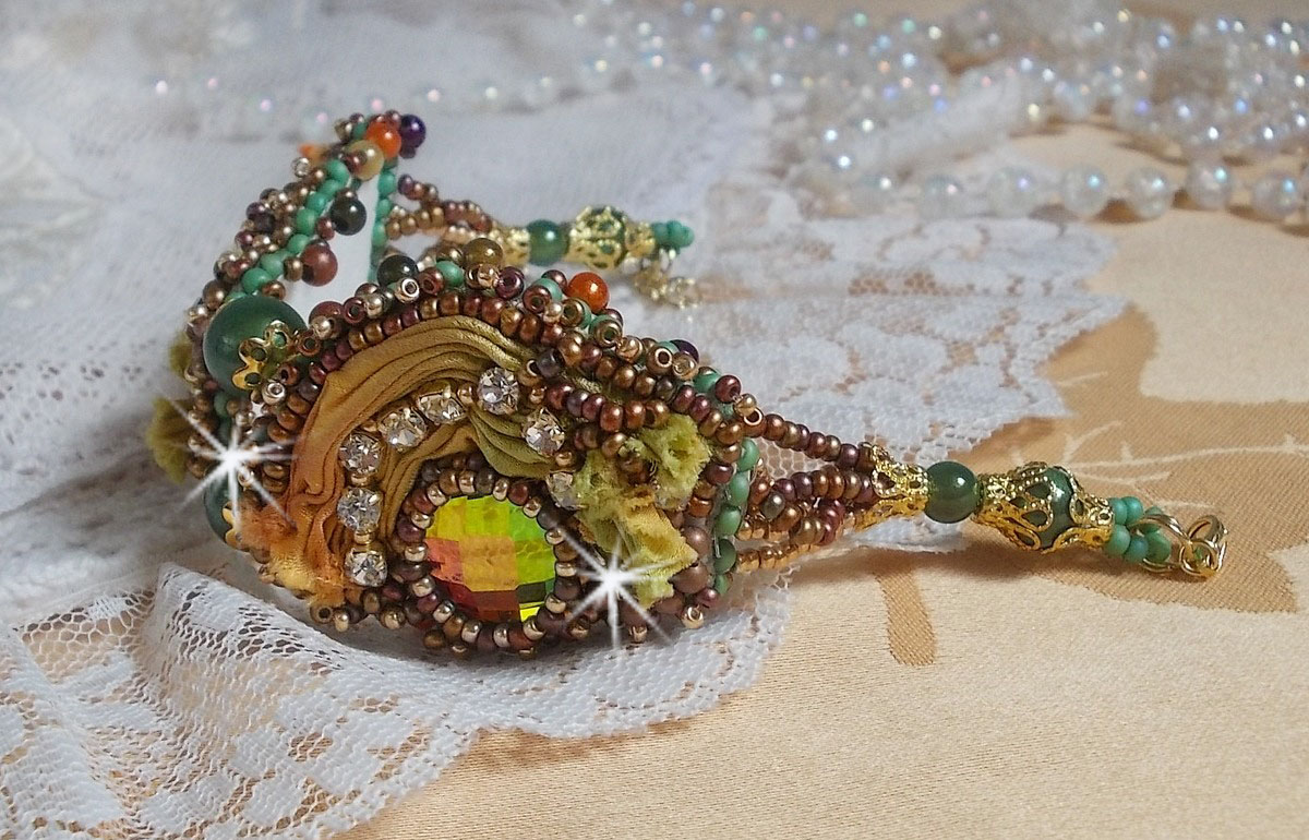 Venetiansk månearmbånd brodert med silkebånd, fasetterte cabochoner, Swarovski-krystaller og magiske perler