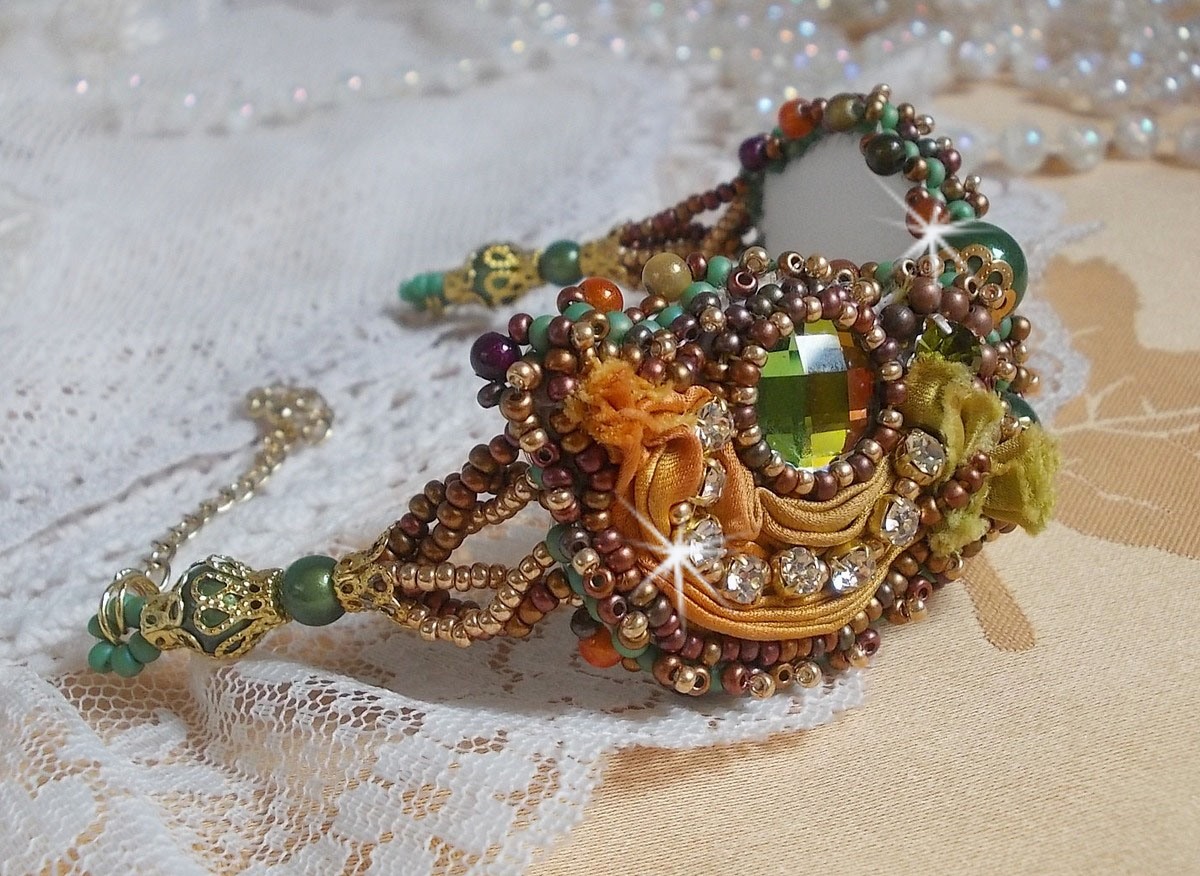 Venetiansk månearmbånd brodert med silkebånd, fasetterte cabochoner, Swarovski-krystaller og magiske perler