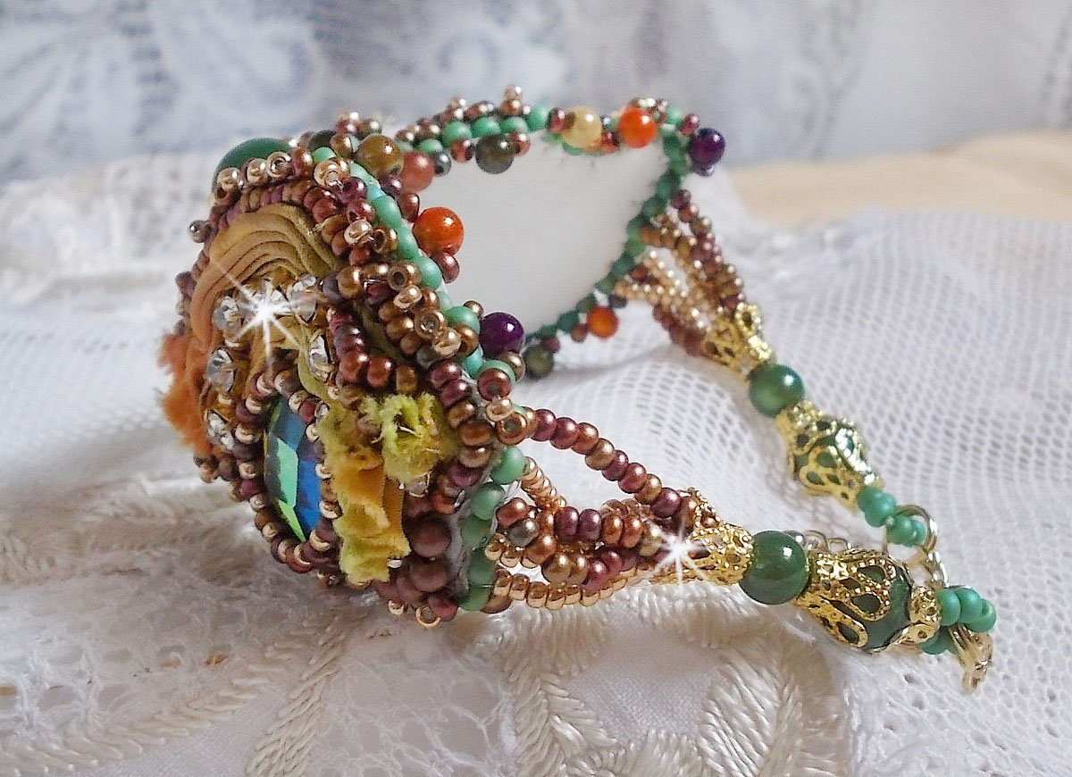Venetiansk månearmbånd brodert med silkebånd, fasetterte cabochoner, Swarovski-krystaller og magiske perler