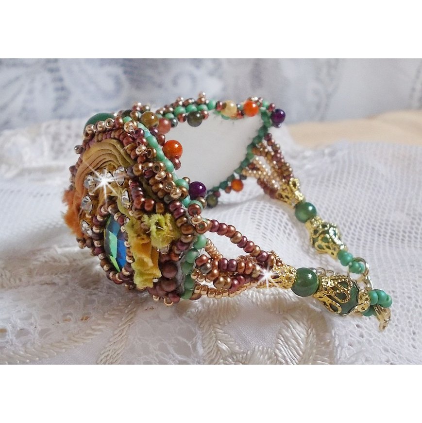 Venetiansk månearmbånd brodert med silkebånd, fasetterte cabochoner, Swarovski-krystaller og magiske perler