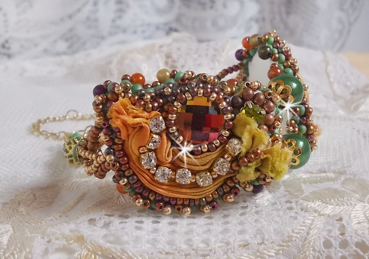 Venetiansk månearmbånd brodert med silkebånd, fasetterte cabochoner, Swarovski-krystaller og magiske perler