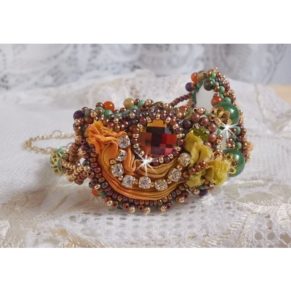 Venetiansk m&aring;nearmb&aring;nd brodert med silkeb&aring;nd, fasetterte cabochoner, Swarovski-krystaller og magiske perler