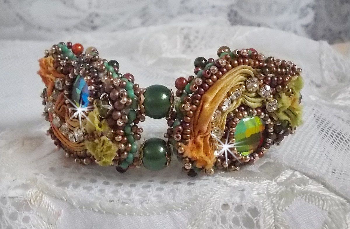 Venetiansk månearmbånd brodert med silkebånd, fasetterte cabochoner, Swarovski-krystaller og magiske perler