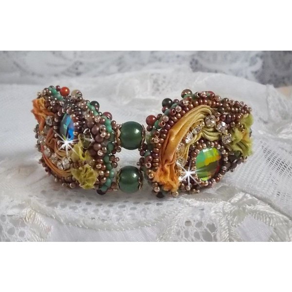 Venetiansk månearmbånd brodert med silkebånd, fasetterte cabochoner, Swarovski-krystaller og magiske perler