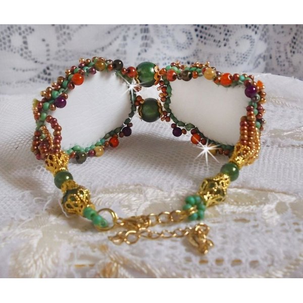 Venetiansk m&aring;nearmb&aring;nd brodert med silkeb&aring;nd, fasetterte cabochoner, Swarovski-krystaller og magiske perler