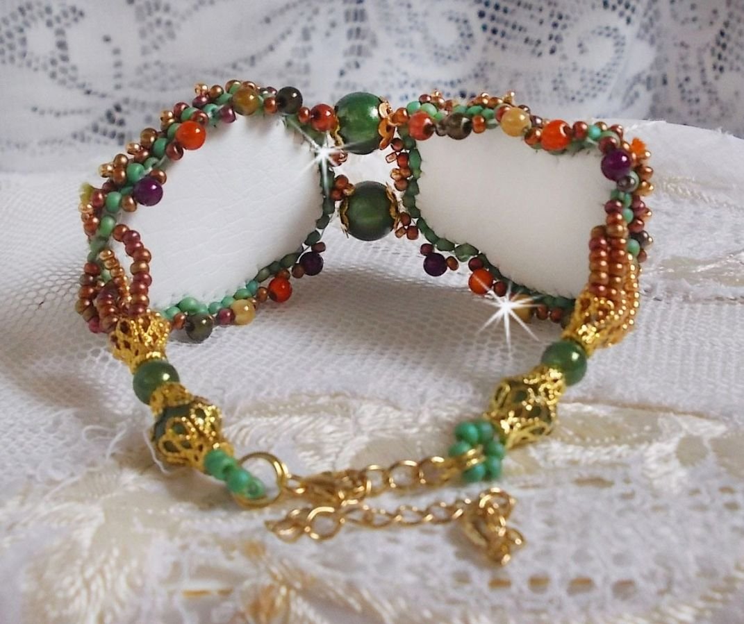 Venetiansk månearmbånd brodert med silkebånd, fasetterte cabochoner, Swarovski-krystaller og magiske perler