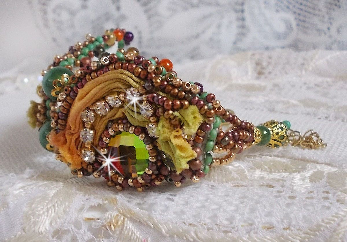 Venetiansk månearmbånd brodert med silkebånd, fasetterte cabochoner, Swarovski-krystaller og magiske perler