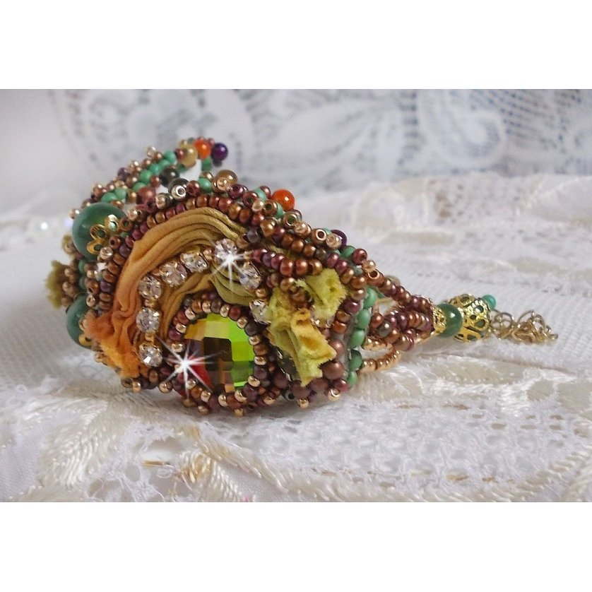 Venetiansk månearmbånd brodert med silkebånd, fasetterte cabochoner, Swarovski-krystaller og magiske perler