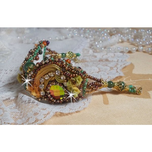 Venetiansk månearmbånd brodert med silkebånd, fasetterte cabochoner, Swarovski-krystaller og magiske perler
