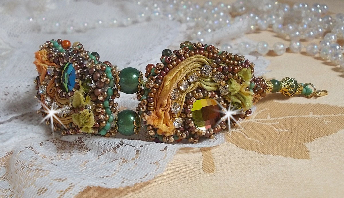 Venetiansk månearmbånd brodert med silkebånd, fasetterte cabochoner, Swarovski-krystaller og magiske perler