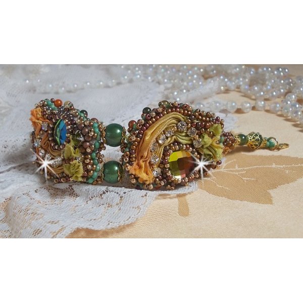 Venetiansk månearmbånd brodert med silkebånd, fasetterte cabochoner, Swarovski-krystaller og magiske perler