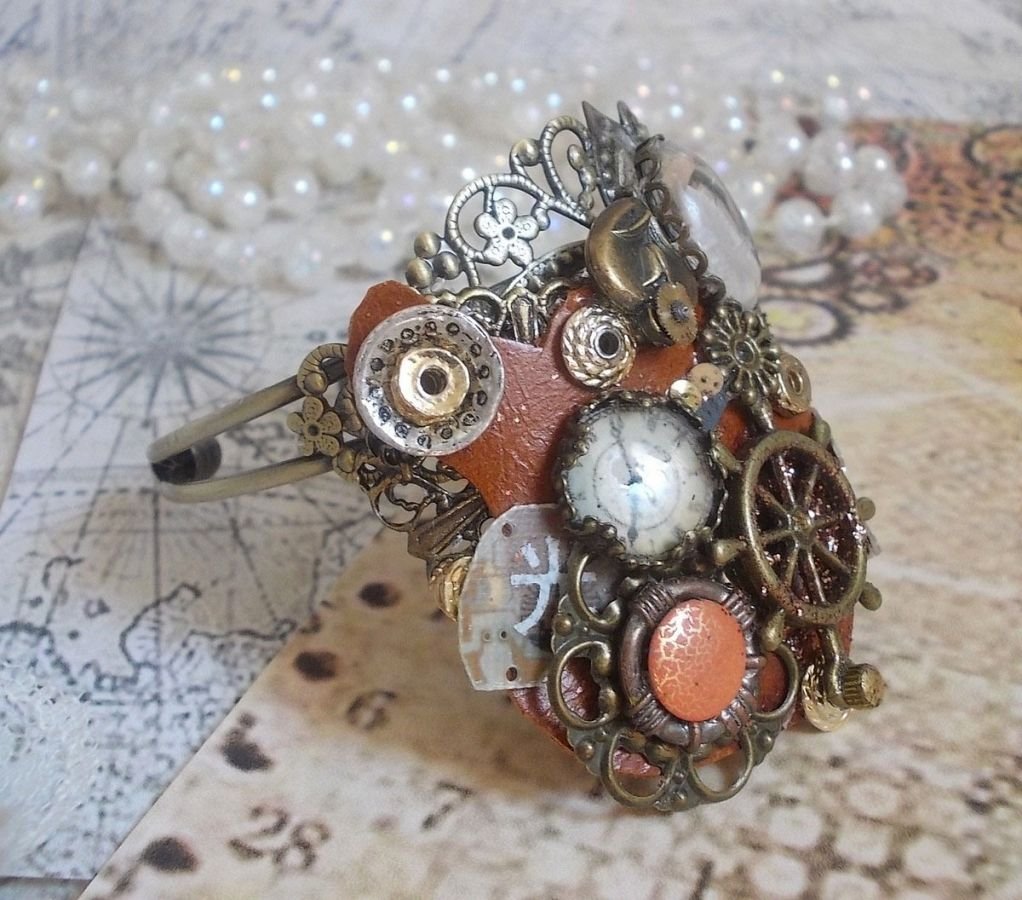 Armbånd L'élégante du Temps laget med tannhjul, stempler, skruer, bolter, klokkemekanismer og andre materialer