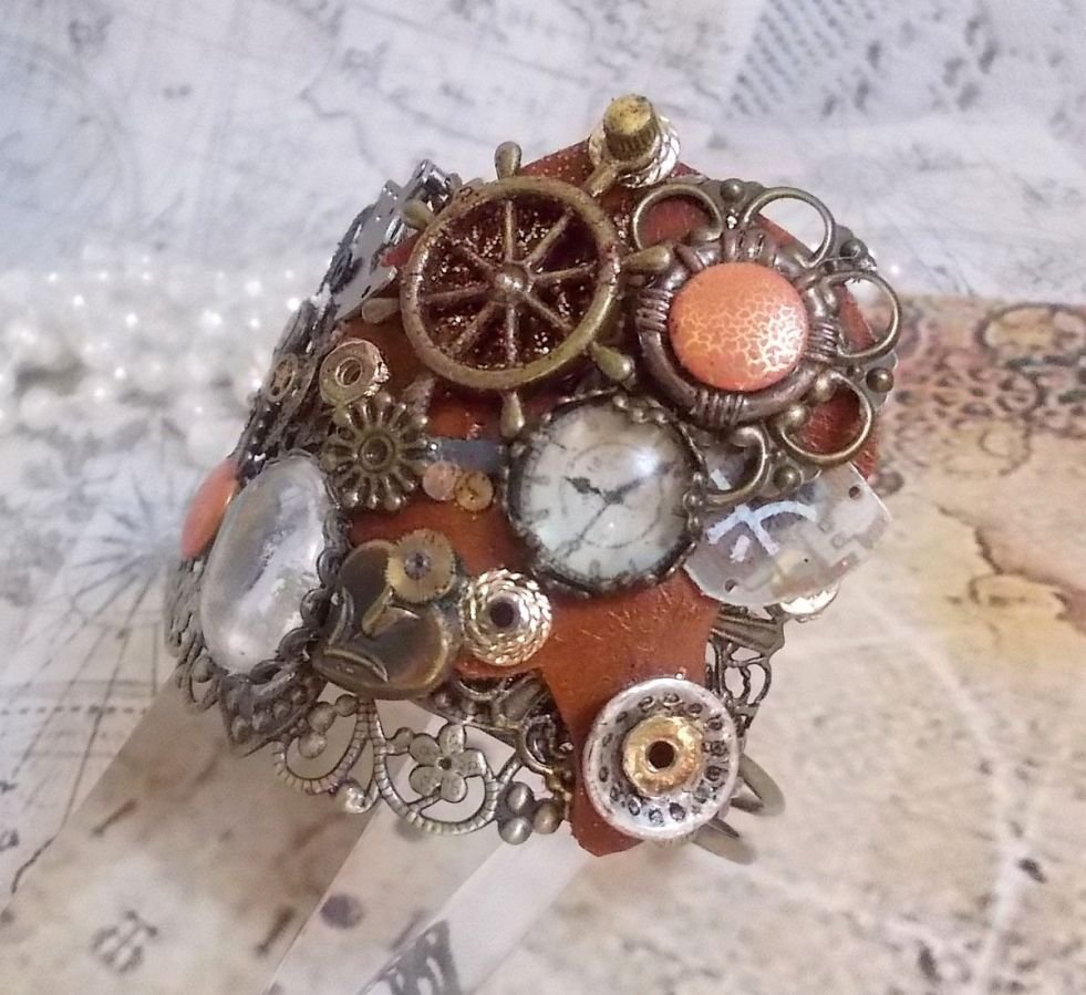 Armbånd L'élégante du Temps laget med tannhjul, stempler, skruer, bolter, klokkemekanismer og andre materialer