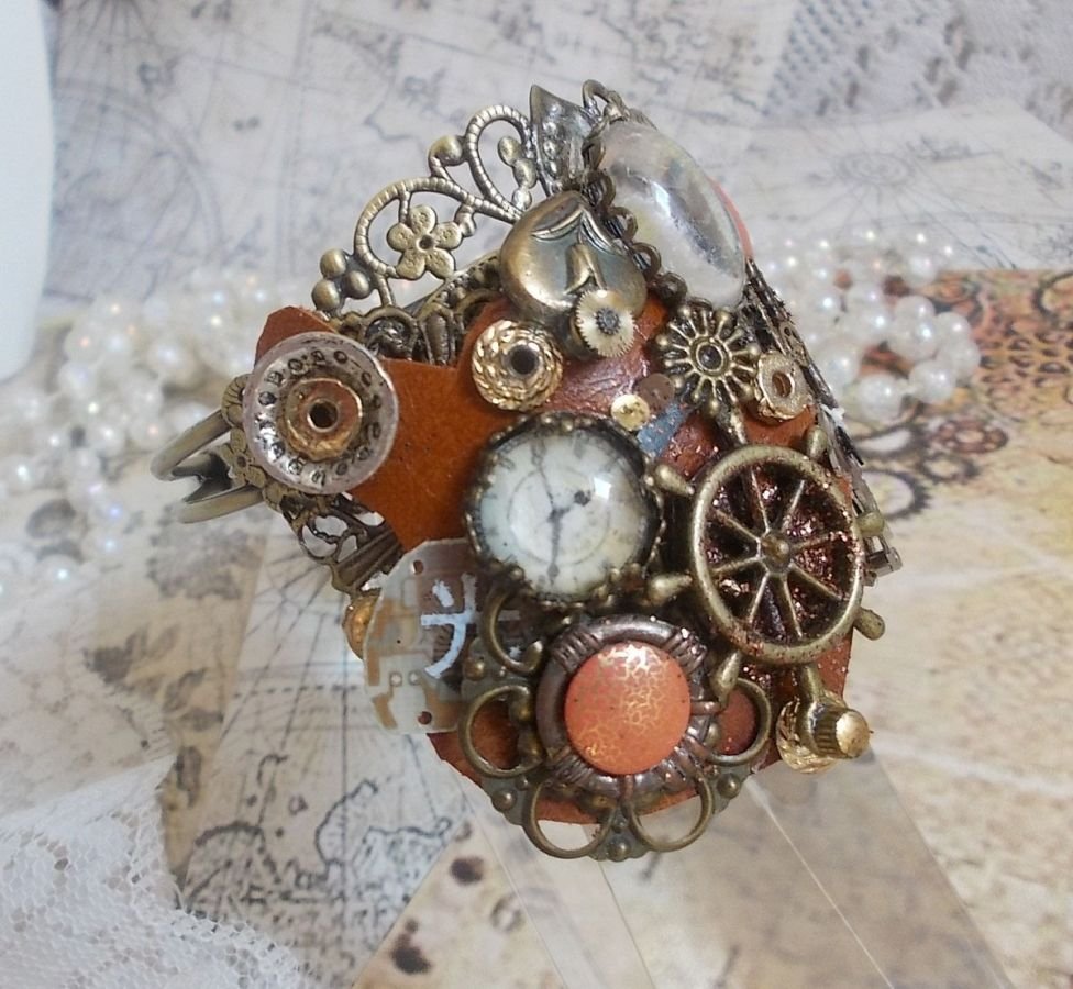 Armbånd L'élégante du Temps laget med tannhjul, stempler, skruer, bolter, klokkemekanismer og andre materialer