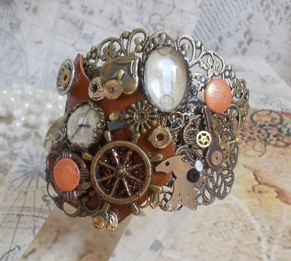 Armbånd L'élégante du Temps laget med tannhjul, stempler, skruer, bolter, klokkemekanismer og andre materialer