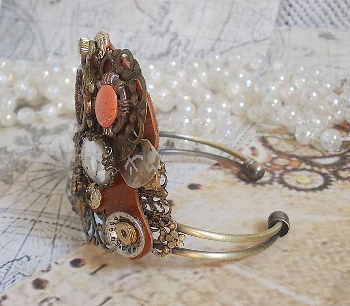 Armb&aring;nd L'&eacute;l&eacute;gante du Temps laget med tannhjul, stempler, skruer, bolter, klokkemekanismer og andre materialer