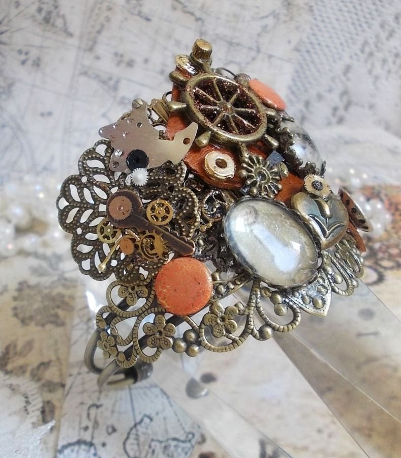 Armbånd L'élégante du Temps laget med tannhjul, stempler, skruer, bolter, klokkemekanismer og andre materialer