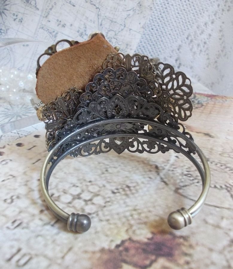 Armbånd L'élégante du Temps laget med tannhjul, stempler, skruer, bolter, klokkemekanismer og andre materialer