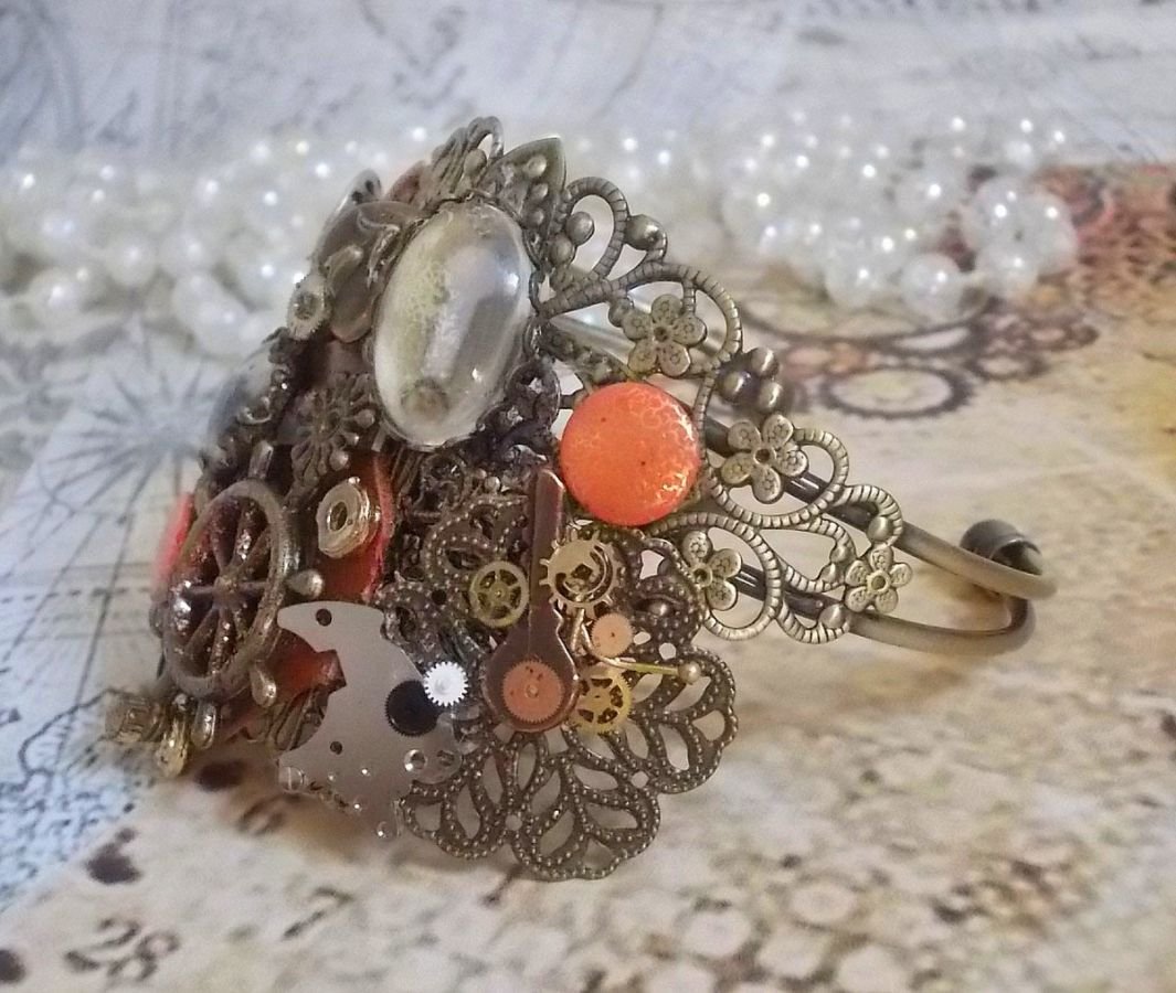 Armbånd L'élégante du Temps laget med tannhjul, stempler, skruer, bolter, klokkemekanismer og andre materialer