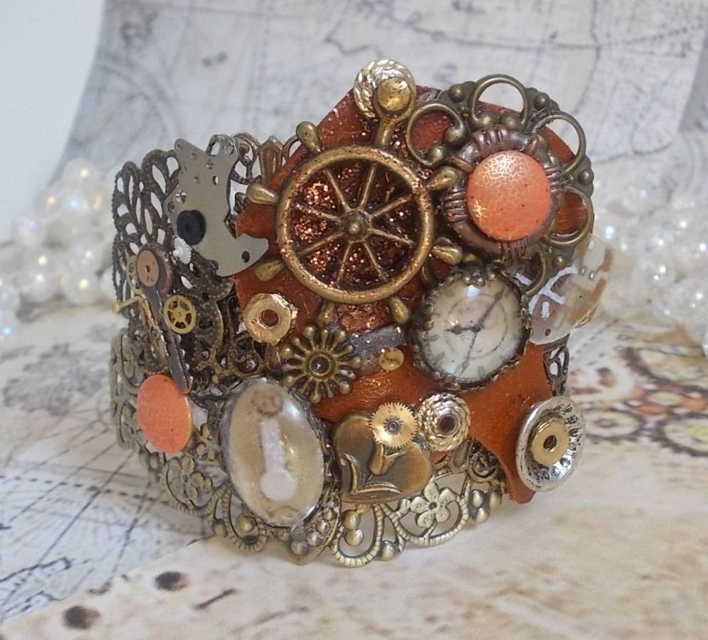 Armbånd L'élégante du Temps laget med tannhjul, stempler, skruer, bolter, klokkemekanismer og andre materialer