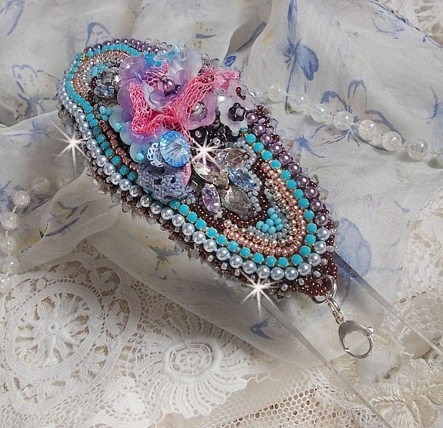 Bracelet manchette Mademoiselle Bluse Haute-Couture brod&eacute; avec des Cristaux de Swarovski, des fleurs en verre de boh&egrave;me, de l'Argent 925/1000, de la dentelle  et des rocailles