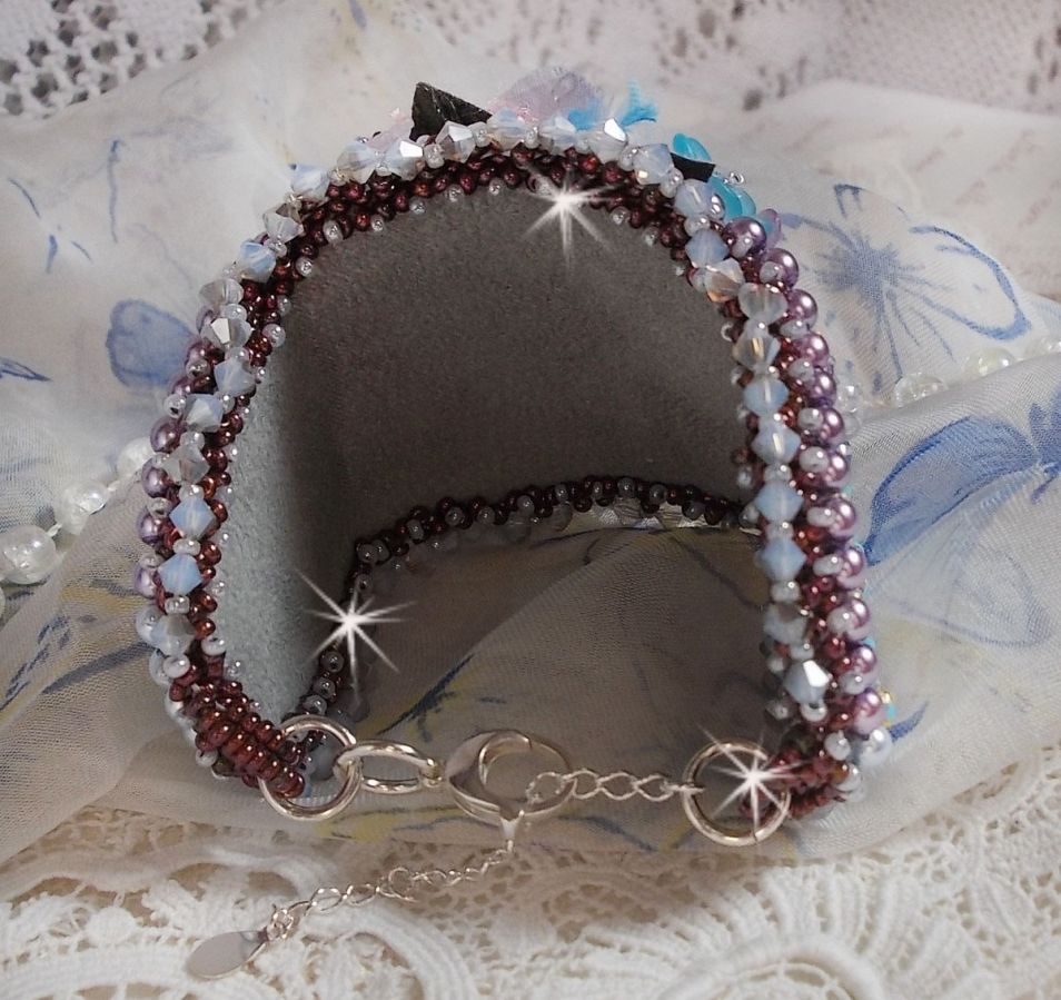 Bracelet manchette Mademoiselle Bluse Haute-Couture brodé avec des Cristaux de Swarovski, des fleurs en verre de bohème, de l'Argent 925/1000, de la dentelle  et des rocailles