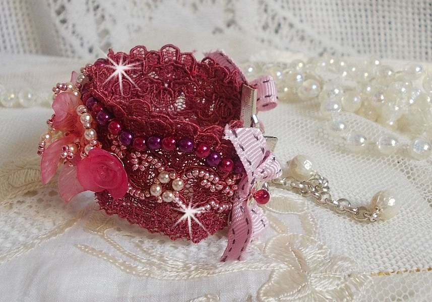 Bracelet Magnolia avec une dentelle bordeaux brod&eacute;e avec des perles nacr&eacute;es et fleurs