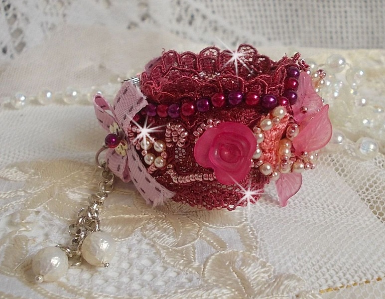 Bracelet Magnolia avec une dentelle bordeaux brod&eacute;e avec des perles nacr&eacute;es et fleurs