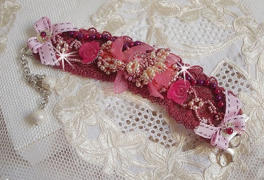 Bracelet Magnolia avec une dentelle bordeaux brod&eacute;e avec des perles nacr&eacute;es et fleurs